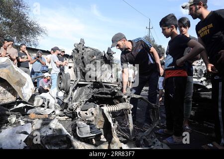 210415 -- BAGDAD, le 15 avril 2021 -- des gens se réunissent pour observer les restes de la voiture détruite à Sadr City à Bagdad, en Irak, le 15 avril 2021. Jusqu'à cinq personnes ont été tuées et 21 autres blessées jeudi dans l'explosion d'une voiture piégée dans un quartier bondé de l'est de Bagdad, a indiqué une source du ministère de l'intérieur. L'explosion s'est produite dans l'après-midi lorsqu'une voiture piégée a explosé près d'un marché dans le quartier d'al-Habibiyah à Sadr City, a déclaré la source à Xinhua sous couvert d'anonymat. Photo de /Xinhua IRAK-BAGDAD-EXPLOSION DE VOITURE KhalilxDawood PUBLICATIONxNOTxINxCHN Banque D'Images