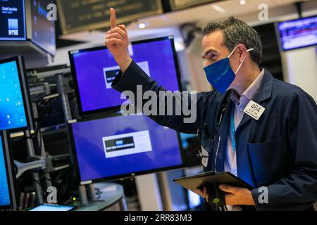 Actualités Bilder des Tages 210416 -- NEW YORK, le 16 avril 2021 -- Un Trader travaille à la Bourse de New York, aux États-Unis, le 15 avril 2021. Les actions américaines ont bondi jeudi, alimentées par une multitude de données économiques optimistes. Le Dow Jones Industrial Average a progressé de 305,10 points, soit 0,90 %, à 34 035,99, marquant la première fois que la jauge de 30 actions a franchi le seuil de 34 000. /NYSE/handout via Xinhua U.S.-NEW YORK-NYSE-DOW-34 000 CourtneyxCrow PUBLICATIONxNOTxINxCHN Banque D'Images