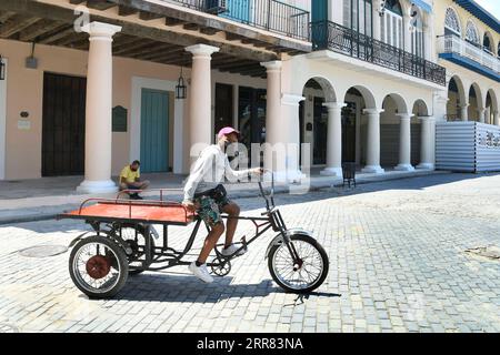 210416 -- LA HAVANE, le 16 avril 2021 -- Un homme conduit un tricycle dans la rue à la Havane, Cuba, le 15 avril 2021. Cuba a enregistré jeudi 1 004 nouvelles infections COVID-19 en une journée, atteignant 90 408 cas au total, ainsi que quatre décès supplémentaires pour un total de 491, a déclaré le ministère de la Santé publique. Photo de /Xinhua CUBA-LA HAVANE-COVID-19-CAS JoaquinxHernandez PUBLICATIONxNOTxINxCHN Banque D'Images