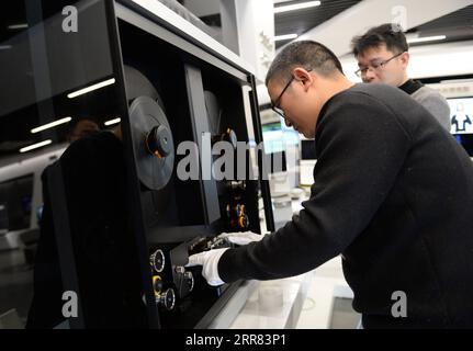 210416 -- CHANGSHA, le 16 avril 2021 -- des employés vérifient un scanner de bobine de film au parc industriel culturel et créatif de Malanshan à Changsha, dans la province du Hunan, au centre de la Chine, le 8 avril 2021. Un projet de restauration de vieux films racontant l'histoire révolutionnaire ou représentant des figures révolutionnaires a été lancé au Malanshan Video Cultural and Creative Industrial Park dans le Hunan. Les professionnels restaureront les vieux films et les convertiront au format numérique pour une conservation plus longue et une présentation plus diversifiée. CHINE-HUNAN-VIEUX FILM-RESTAURATION CN CHENXZHENHAI PUBLICATIONXNOTXINXCHN Banque D'Images