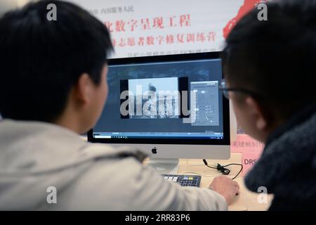 210416 -- CHANGSHA, le 16 avril 2021 -- des employés restaurent des films anciens au Malanshan Video Cultural and Creative Industrial Park à Changsha, dans la province du Hunan au centre de la Chine, le 8 avril 2021. Un projet de restauration de vieux films racontant l'histoire révolutionnaire ou représentant des figures révolutionnaires a été lancé au Malanshan Video Cultural and Creative Industrial Park dans le Hunan. Les professionnels restaureront les vieux films et les convertiront au format numérique pour une conservation plus longue et une présentation plus diversifiée. CHINE-HUNAN-VIEUX FILM-RESTAURATION CN CHENXZHENHAI PUBLICATIONXNOTXINXCHN Banque D'Images