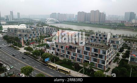 210416 -- CHANGSHA, le 16 avril 2021 -- une photo aérienne montre le parc industriel culturel et créatif de Malanshan à Changsha, dans la province du Hunan du centre de la Chine, le 8 avril 2021. Un projet de restauration de vieux films racontant l'histoire révolutionnaire ou représentant des figures révolutionnaires a été lancé au Malanshan Video Cultural and Creative Industrial Park dans le Hunan. Les professionnels restaureront les vieux films et les convertiront au format numérique pour une conservation plus longue et une présentation plus diversifiée. CHINE-HUNAN-VIEUX FILM-RESTAURATION CN CHENXZHENHAI PUBLICATIONXNOTXINXCHN Banque D'Images