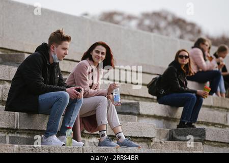 210416 -- MOSCOU, le 16 avril 2021 -- les gens profitent de leur séjour dans un parc à Moscou, en Russie, le 16 avril 2021. La Russie a confirmé 8 995 nouvelles infections à coronavirus au cours des dernières 24 heures, portant le total national à 4 684 148, a déclaré vendredi le centre officiel de surveillance et de réponse. RUSSIE-MOSCOU-COVID-19-CAS EvgenyxSinitsyn PUBLICATIONxNOTxINxCHN Banque D'Images