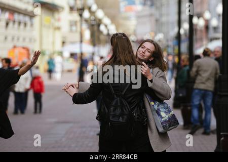 210416 -- MOSCOU, le 16 avril 2021 -- des gens dansent dans une rue de Moscou, Russie, le 16 avril 2021. La Russie a confirmé 8 995 nouvelles infections à coronavirus au cours des dernières 24 heures, portant le total national à 4 684 148, a déclaré vendredi le centre officiel de surveillance et de réponse. RUSSIE-MOSCOU-COVID-19-CAS EvgenyxSinitsyn PUBLICATIONxNOTxINxCHN Banque D'Images