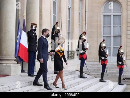 210417 -- PARIS, le 17 avril 2021 -- le président français Emmanuel Macron et son épouse Brigitte Macron attendent l'arrivée du président ukrainien Volodymyr Zelensky et de son épouse Olena Zelenska tous deux non représentés sur la photo pour une réunion au Palais présidentiel de l'Elysée à Paris, France, le 16 avril 2021. FRANCE-PARIS-MACRON-ZELENSKY-RÉUNION GaoxJing PUBLICATIONxNOTxINxCHN Banque D'Images