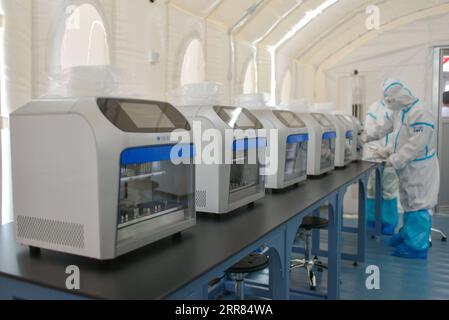 210417 -- ADDIS-ABEBA, 17 avril 2021 -- des agents de santé sont vus dans le laboratoire de test de COVID-19 haut de gamme récemment lancé, Huo Yan Air Lab, à l'aéroport international de Addis-Abeba Bole, en Éthiopie, le 16 avril 2021. L aéroport international Bole d Addis Ababa, l aéroport le plus fréquenté d Afrique et la principale porte d entrée du continent, aspire à relancer son trafic de passagers affecté par le COVID-19 avec un laboratoire de test COVID-19 à la pointe récemment lancé par les Chinois. Le laboratoire de test COVID-19 haut de gamme récemment lancé, Huo Yan Air Lab, qui se trouve dans les locaux de la plaque tournante aérienne internationale de l Éthiopie, est admi Banque D'Images