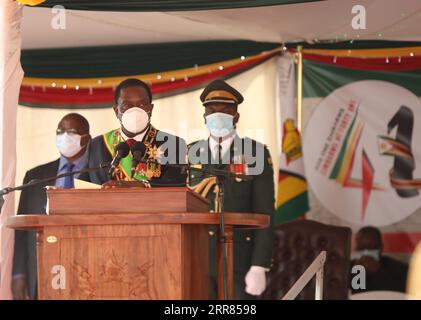 210418 -- HARARE, le 18 avril 2021 -- le président zimbabwéen Emmerson Mnangagwa Front prononce un discours lors d'une célébration marquant le 41e anniversaire de l'indépendance du Zimbabwe à State House à Harare, Zimbabwe, le 18 avril 2021. Dimanche, le Zimbabwe a célébré son 41e anniversaire d'indépendance, avec un appel du président Emmerson Mnangagwa pour que la nation continue de sauvegarder sa souveraineté. Photo de /Xinhua ZIMBABWE-HARARE-INDEPENDENCE-ANNIVERSARY ShaunxJusa PUBLICATIONxNOTxINxCHN Banque D'Images