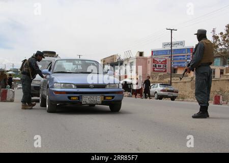 210419 -- GHAZNI, le 19 avril 2021 -- des membres de la police nationale afghane montent la garde à un poste de contrôle de sécurité dans la ville de Ghazni, dans l'est de l'Afghanistan, le 19 avril 2021. Le président afghan Mohammad Ashraf Ghani a déclaré dimanche que l'Afghanistan était prêt depuis longtemps pour le retrait des forces de la coalition dirigée par les États-Unis et l'OTAN, a déclaré le bureau du président dans un communiqué. Str/ AFGHANISTAN-GHAZNI-POSTE DE CONTRÔLE DE SÉCURITÉ Xinhua PUBLICATIONxNOTxINxCHN Banque D'Images