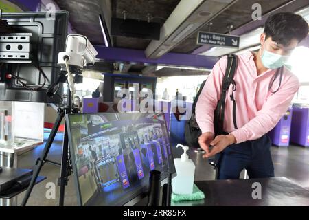 210419 -- BANGKOK, le 19 avril 2021 -- Un homme portant un masque de protection entre dans une station de SkyTrain BTS à Bangkok, Thaïlande, le 19 avril 2021. La Thaïlande a enregistré 1 390 nouveaux cas de COVID-19 et trois autres décès au cours des dernières 24 heures, a déclaré lundi le Centre pour l’administration de situation COVID-19 CCSA. THAÏLANDE-BANGKOK-COVID-19-CAS RachenxSageamsak PUBLICATIONxNOTxINxCHN Banque D'Images