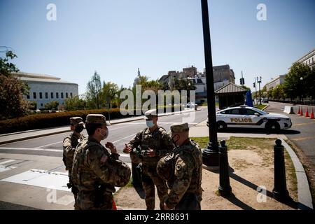 210420 -- WASHINGTON, le 20 avril 2021 -- des membres de la Garde nationale des États-Unis montent la garde près du Capitole des États-Unis à Washington, D.C., aux États-Unis, le 20 avril 2021. L'ancien officier de police de Minneapolis Derek Chauvin a été reconnu coupable de deux chefs d'accusation de meurtre et d'un chef d'homicide involontaire coupable sur la mort de George Floyd, le juge présidant le procès de haut niveau annoncé mardi, lisant le verdict du jury. La Garde nationale du district de Columbia a activé environ 250 membres du personnel en réponse à des manifestations potentielles liées au procès de Derek Chauvin. Photo de /Xinhua U.S.-WASHINGTON, D.C.- Banque D'Images