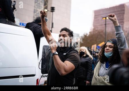 210421 -- WASHINGTON, le 21 avril 2021 -- les gens célèbrent devant le centre du gouvernement du comté de Hennepin réagissant au verdict du procès que l'ancien officier de police de Minneapolis Derek Chauvin a été reconnu coupable de tous les chefs d'accusation à Minneapolis, Minnesota, le 20 avril 2021. L'ancien officier de police de Minneapolis Derek Chauvin a été reconnu coupable de deux chefs d'accusation de meurtre et d'un chef d'homicide involontaire coupable sur la mort de George Floyd, le juge présidant le procès de haut niveau annoncé mardi, lisant le verdict du jury. Photo de /Xinhua U.S.-MINNEAPOLIS-DEREK CHAUVIN-GUILT BenxBrewer PUBLICATIONxNOTxINxCHN Banque D'Images