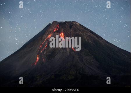 Actualités Bilder des Tages 210421 -- YOGYAKARTA, le 21 avril 2021 -- une photo prise le 21 avril 2021 montre des matériaux volcaniques crachant du mont Merapi, vus de Tunggul Arum à Yogyakarta, en Indonésie. Photo de /Xinhua INDONESIA-YOGYAKARTA-MOUNT MERAPI Supriyanto PUBLICATIONxNOTxINxCHN Banque D'Images