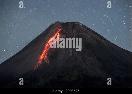 210421 -- YOGYAKARTA, le 21 avril 2021 -- une photo prise le 21 avril 2021 montre des matériaux volcaniques crachant du mont Merapi, vu depuis Tunggul Arum à Yogyakarta, en Indonésie. Photo de /Xinhua INDONESIA-YOGYAKARTA-MOUNT MERAPI Supriyanto PUBLICATIONxNOTxINxCHN Banque D'Images