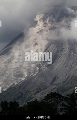 210421 -- YOGYAKARTA, le 21 avril 2021 -- une photo prise le 21 avril 2021 montre de la fumée blanche crachant du mont Merapi à Tunggul Arum dans le district de Sleman, Yogyakarta, Indonésie. Photo de /Xinhua INDONESIA-YOGYAKARTA-MOUNT MERAPI PriyoxUtomo PUBLICATIONxNOTxINxCHN Banque D'Images