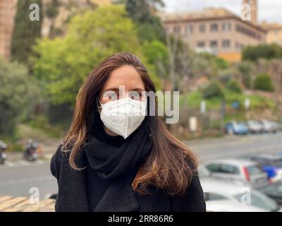 210421 -- ROME, le 21 avril 2021 -- Maria Rosaria Di Napoli, professeur d'histoire de l'art, pose pour une photo à Rome, Italie, le 21 avril 2021. La ville de Rome a célébré son anniversaire avec une série d'événements d'une journée mercredi - mais, en raison du confinement en cours du coronavirus, les commémorations ont été muettes. Str/Xinhua TO GO WITH Feature : les célébrations atténuées marquent le 2 774 e anniversaire de Rome ITALIE-ROME-COVID-19-LOCKDOWN Stringer PUBLICATIONxNOTxINxCHN Banque D'Images