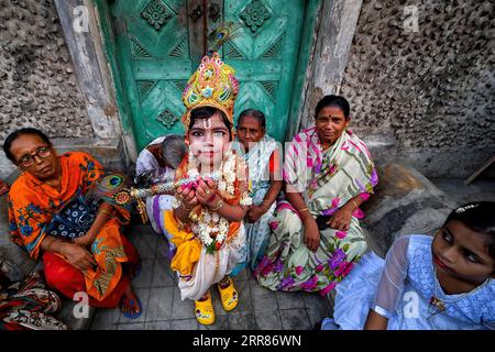 Kolkata, Inde. 06 septembre 2023. Un enfant habillé comme le Seigneur Krishna pose pour une photo pendant le festival. Janmashtami festival est un festival hindou annuel qui célèbre la naissance de Krishna - incarnation de Vishnu selon la mythologie hindoue. (Photo Avishek Das/SOPA Images/Sipa USA) crédit : SIPA USA/Alamy Live News Banque D'Images