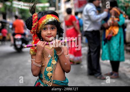 Kolkata, Inde. 06 septembre 2023. Un enfant habillé comme le Seigneur Krishna pose pour une photo pendant le festival. Janmashtami festival est un festival hindou annuel qui célèbre la naissance de Krishna - incarnation de Vishnu selon la mythologie hindoue. (Photo Avishek Das/SOPA Images/Sipa USA) crédit : SIPA USA/Alamy Live News Banque D'Images