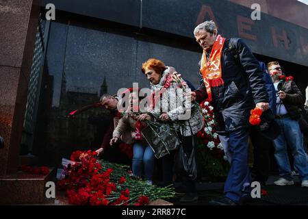 210422 -- MOSCOU, le 22 avril 2021 -- les gens déposent des fleurs au mausolée de Vladimir Lénine pour marquer le 151e anniversaire de la naissance du leader révolutionnaire à Moscou, en Russie, le 22 avril 2021. RUSSIE-MOSCOU-LÉNINE-ANNIVERSAIRE DE NAISSANCE EvgenyxSinitsyny PUBLICATIONxNOTxINxCHN Banque D'Images