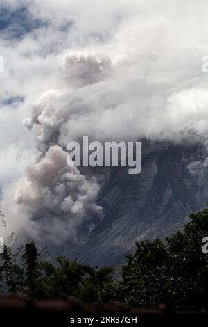 210423 -- YOGYAKARTA, le 23 avril 2021 -- une photo prise le 23 avril 2021 montre de la fumée blanche crachant du mont Merapi, vu de Sleman à Yogyakarta, en Indonésie. Photo de /Xinhua INDONESIA-YOGYAKARTA-MOUNT MERAPI PriyoxUtomo PUBLICATIONxNOTxINxCHN Banque D'Images