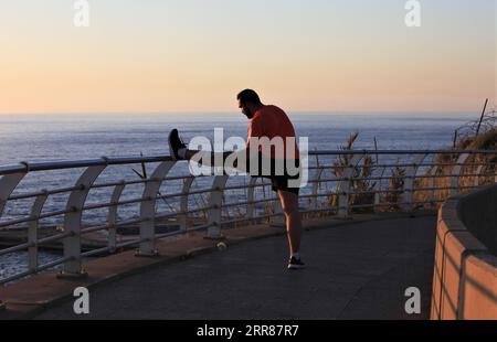 210423 -- BEYROUTH, le 23 avril 2021 -- Un homme s'entraîne au coucher du soleil à Beyrouth, Liban, le 22 avril 2021. LIBAN-BEYROUTH-BORD DE MER-COUCHER DE SOLEIL LiuxZongya PUBLICATIONxNOTxINxCHN Banque D'Images