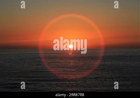 210423 -- BEYROUTH, le 23 avril 2021 -- Un halo solaire est photographié au coucher du soleil à Beyrouth, Liban, le 22 avril 2021. LIBAN-BEYROUTH-BORD DE MER-COUCHER DE SOLEIL LiuxZongya PUBLICATIONxNOTxINxCHN Banque D'Images