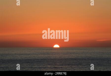 210423 -- BEYROUTH, le 23 avril 2021 -- coucher du soleil à Beyrouth, Liban, le 22 avril 2021. LIBAN-BEYROUTH-BORD DE MER-COUCHER DE SOLEIL LiuxZongya PUBLICATIONxNOTxINxCHN Banque D'Images