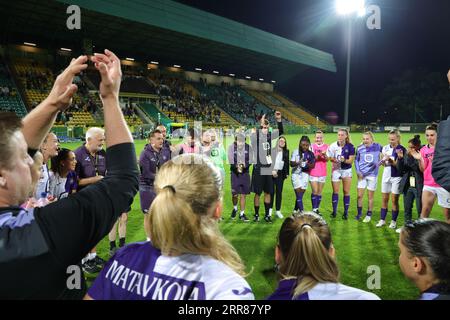 Katowice, Pologne. 06 septembre 2023. Le personnel et les joueuses dans un caucus après un match de football entre le Royal Sporting Club Anderlecht et le GKS Katowice match de qualification de groupe avant la saison 2023-2024 de la Ligue des champions féminine le mercredi 06 septembre 2023 à Katowice, en Pologne. Crédit : Sportpix/Alamy Live News Banque D'Images