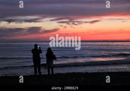 210423 -- BEYROUTH, le 23 avril 2021 -- des gens se détachent au coucher du soleil au bord de la mer à Beyrouth, au Liban, le 23 avril 2021. LIBAN-BEYROUTH-BORD DE MER-COUCHER DE SOLEIL LiuxZongya PUBLICATIONxNOTxINxCHN Banque D'Images