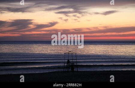 210423 -- BEYROUTH, le 23 avril 2021 -- des gens se détachent au coucher du soleil au bord de la mer à Beyrouth, au Liban, le 23 avril 2021. LIBAN-BEYROUTH-BORD DE MER-COUCHER DE SOLEIL LiuxZongya PUBLICATIONxNOTxINxCHN Banque D'Images