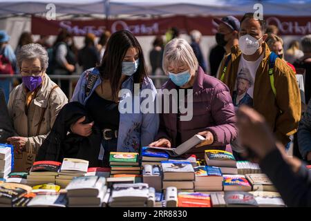 210423 -- BARCELONE, le 23 avril 2021 -- des gens achètent des livres à Barcelone, Espagne, le 23 avril 2021. St. George s Day voit généralement les rues de Barcelone remplies de défilés de gens échangeant des livres et des fleurs avec leurs proches. Photo de /Xinhua SPAIN-BARCELONA-SAINT GEORGE S DAY JoanxGosa PUBLICATIONxNOTxINxCHN Banque D'Images