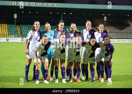 Rangée arrière : Silke Vanwynsberghe (21) d'Anderlecht, gardien de but Seraina Friedli (1 11) d'Anderlecht, Amélie Delabre (99) d'Anderlecht, Lore Jacobs (9) d'Anderlecht, Tine de Caigny (6) d'Anderlecht, Laura de Neve (8) d'Anderlecht première rangée : Lara Wilecht (18) Laura Deloose (14) d'Anderlecht, Stefania Vatafu (10) d'Anderlecht et Esther Buabadi (24) d'Anderlecht posant pour une photo d'équipe avant un match de qualification de groupe entre le Royal Sporting Club Anderlecht et le GKS Katowice avant la saison 2023-2024 de la Ligue des champions féminine le mercredi Banque D'Images