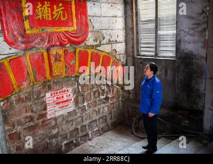 210424 -- TAIYUAN, le 24 avril 2021 -- Zhang Hai se tient devant un tunnel minier fermé à Baijiazhuang Mine du Groupe de charbon à coke du Shanxi dans la province du Shanxi, dans le nord de la Chine, le 11 mars 2021. Zhang Lianggui, son fils Zhang Hai et son petit-fils Zhang Shiqi avaient tous travaillé comme mineurs de charbon. L histoire acharnée de cette famille de mineurs de charbon sur trois générations illustre l essor de l industrie minière chinoise, de l homme à la technologie. Âgé de près de 90 ans, Zhang Lianggui est un mineur de charbon à la retraite. Recruté en 1954, il se souvient des dures conditions de travail des mineurs de charbon à l’époque, mec Banque D'Images