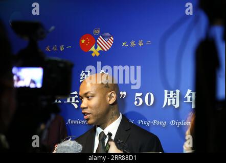 210424 -- BEIJING, le 24 avril 2021 -- Stephon Marbury, entraîneur-chef des Beijing Royal Fighters, est interviewé lors d'un événement spécial pour commémorer le 50e anniversaire de la diplomatie du ping-pong entre la Chine et les États-Unis à Beijing, capitale de la Chine, le 24 avril 2021. SPCHINA-BEIJING-PING-PONG DIPLOMACY-50E ANNIVERSAIRE-COMMÉMORATION CN YUXSIHUI PUBLICATIONXNOTXINXCHN Banque D'Images