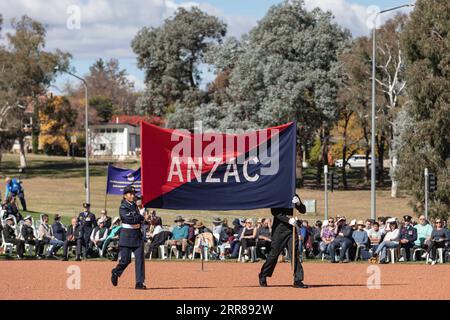 210425 -- CANBERRA, le 25 avril 2021 -- un événement marquant la Journée de l'ANZAC a lieu au Mémorial australien de la guerre à Canberra, en Australie, le 25 avril 2021. L ' Australie s ' est arrêtée pour rendre hommage à ceux qui ont servi le pays dans des guerres, des conflits et des opérations de maintien de la paix. Dimanche matin, des milliers de personnes à travers le pays ont assisté aux services de l'aube pour marquer le jour de l'ANZAC, la journée nationale du souvenir des troupes en Australie et en Nouvelle-Zélande. Photo de /Xinhua AUSTRALIA-CANBERRA-ANZAC DAY ChuxChen PUBLICATIONxNOTxINxCHN Banque D'Images