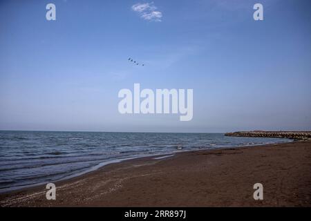 210425 -- RAMSAR IRAN, 25 avril 2021 -- une photo prise le 25 avril 2021 montre une plage vide de la mer Caspienne à Ramsar, en Iran. Dimanche, le ministère iranien de la Santé a signalé 19 165 nouveaux cas de COVID-19, portant le nombre total d infections du pays à 2 396 204. Photo de /Xinhua IRAN-RAMSAR-COVID-19-CAS AhmadxHalabisaz PUBLICATIONxNOTxINxCHN Banque D'Images