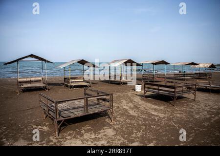 210425 -- RAMSAR IRAN, 25 avril 2021 -- une photo prise le 25 avril 2021 montre une plage vide de la mer Caspienne à Ramsar, en Iran. Dimanche, le ministère iranien de la Santé a signalé 19 165 nouveaux cas de COVID-19, portant le nombre total d infections du pays à 2 396 204. Photo de /Xinhua IRAN-RAMSAR-COVID-19-CAS AhmadxHalabisaz PUBLICATIONxNOTxINxCHN Banque D'Images
