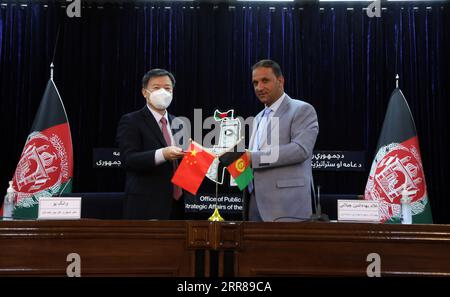 210426 -- KABOUL, le 26 avril 2021 -- l'ambassadeur de Chine en Afghanistan Wang Yu L échange des documents avec Ghulam Bahaudin Jailani, ministre d'État afghan chargé de la gestion des catastrophes, lors de la cérémonie de remise de l'aide alimentaire d'urgence à Kaboul, capitale de l'Afghanistan, le 25 avril 2021. La Chine a remis un lot d'aide alimentaire d'urgence à l'Afghanistan. Photo de /Xinhua AFGHANISTAN-CHINE-SECOURS ALIMENTAIRE D'URGENCE RahmatullahxAlizadah PUBLICATIONxNOTxINxCHN Banque D'Images