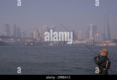 210427 -- SYDNEY, le 27 avril 2021 -- Un homme incline un poisson alors que la fumée obscurcit la vue de Sydney, en Australie, le 27 avril 2021. Sydney a émis une alerte de mauvaise qualité de l'air alors qu'un épais nuage de fumée couvrait la ville en raison des brûlures de réduction des risques. AUSTRALIE-SYDNEY-QUALITÉ DE L'AIR BaixXuefei PUBLICATIONxNOTxINxCHN Banque D'Images