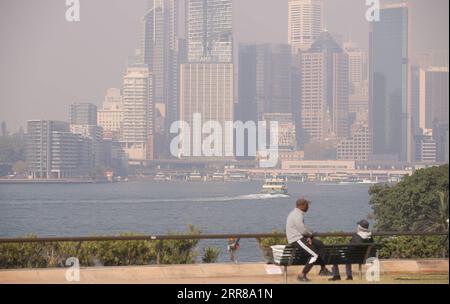 210427 -- SYDNEY, le 27 avril 2021 -- la fumée obscurcit la vue de Sydney, Australie, le 27 avril 2021. Sydney a émis une alerte de mauvaise qualité de l'air alors qu'un épais nuage de fumée couvrait la ville en raison des brûlures de réduction des risques. AUSTRALIE-SYDNEY-QUALITÉ DE L'AIR BaixXuefei PUBLICATIONxNOTxINxCHN Banque D'Images