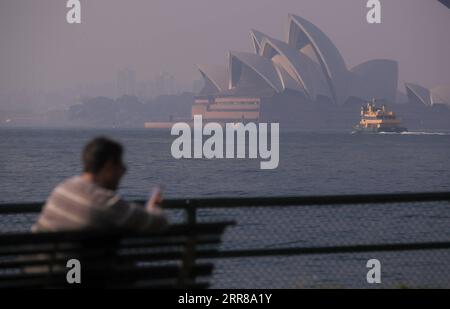 210427 -- SYDNEY, le 27 avril 2021 -- Smoke couvre l'Opéra de Sydney à Sydney, Australie, le 27 avril 2021. Sydney a émis une alerte de mauvaise qualité de l'air alors qu'un épais nuage de fumée couvrait la ville en raison des brûlures de réduction des risques. AUSTRALIE-SYDNEY-QUALITÉ DE L'AIR BaixXuefei PUBLICATIONxNOTxINxCHN Banque D'Images