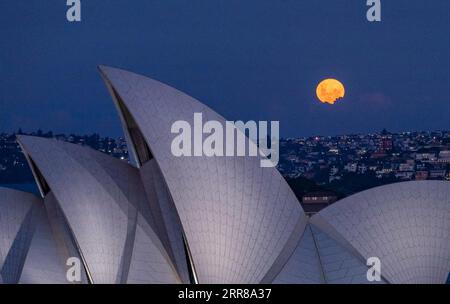 210427 -- SYDNEY, 27 avril 2021 -- une photo prise le 27 avril 2021 montre une super lune avec l'Opéra de Sydney au premier plan à Sydney, en Australie. AUSTRALIE-SYDNEY-SUPER MOON BaixXuefei PUBLICATIONxNOTxINxCHN Banque D'Images