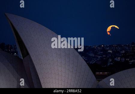 210427 -- SYDNEY, 27 avril 2021 -- une photo prise le 27 avril 2021 montre une super lune avec l'Opéra de Sydney au premier plan à Sydney, en Australie. AUSTRALIE-SYDNEY-SUPER MOON BaixXuefei PUBLICATIONxNOTxINxCHN Banque D'Images