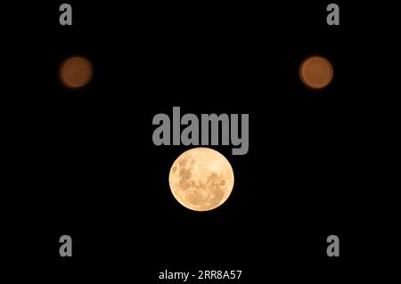 210427 -- SYDNEY, le 27 avril 2021 -- une photo prise le 27 avril 2021 montre une super lune au-dessus de Sydney, en Australie. AUSTRALIE-SYDNEY-SUPER MOON BaixXuefei PUBLICATIONxNOTxINxCHN Banque D'Images