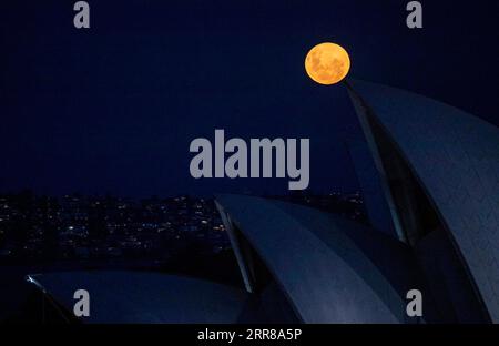210427 -- SYDNEY, 27 avril 2021 -- une photo prise le 27 avril 2021 montre une super lune avec l'Opéra de Sydney au premier plan à Sydney, en Australie. AUSTRALIE-SYDNEY-SUPER MOON BaixXuefei PUBLICATIONxNOTxINxCHN Banque D'Images