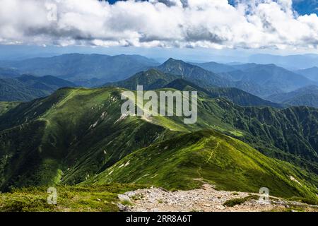 Chaîne de montagnes Asahi, vue du sud depuis le sommet des plus hauts Mt.Ohasahi(Ohasahidake),100 montagnes du Japon, Yamagata, Tohoku, Japon, Asie Banque D'Images