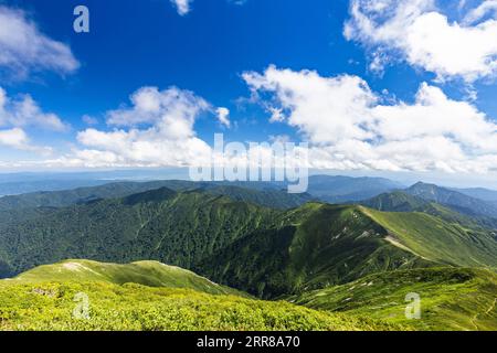 Chaîne de montagnes Asahi, vue du sud depuis le sommet des plus hauts Mt.Ohasahi(Ohasahidake),100 montagnes du Japon, Yamagata, Tohoku, Japon, Asie Banque D'Images