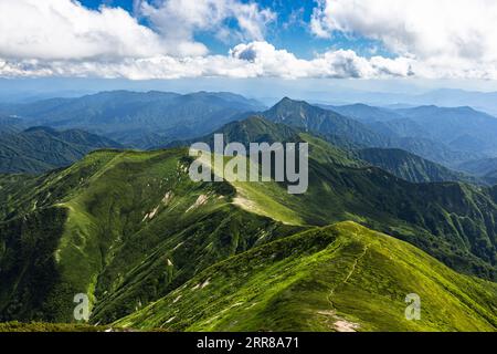 Chaîne de montagnes Asahi, vue du sud depuis le sommet des plus hauts Mt.Ohasahi(Ohasahidake),100 montagnes du Japon, Yamagata, Tohoku, Japon, Asie Banque D'Images