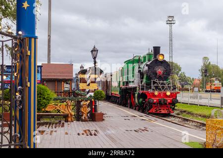 Locomotive rétro du Père Noël. Sortavala, République de Carélie, Russie - 1 septembre 2022. Banque D'Images