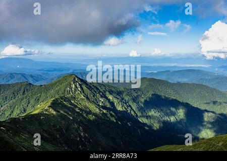Chaîne de montagnes Asahi, vue du Mt.Koasahi (Koasahidake) depuis le plus haut Mt.Ohasahi (Ohasahidake) ,100 montagnes du Japon, Yamagata, Tohoku, Japon, Asie Banque D'Images