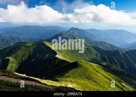 Chaîne de montagnes Asahi, vue du sud depuis le sommet des plus hauts Mt.Ohasahi(Ohasahidake),100 montagnes du Japon, Yamagata, Tohoku, Japon, Asie Banque D'Images